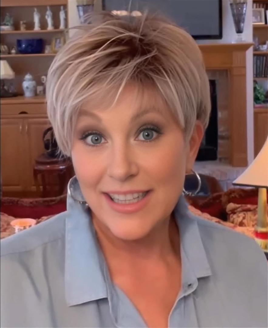 SEVENCOLORS Short White Blonde Pixie Cut Wigs for Women Layered Fluffy Mixed Blonde Wigs with Dark Roots Synthetic Hair Short Wig for White Women