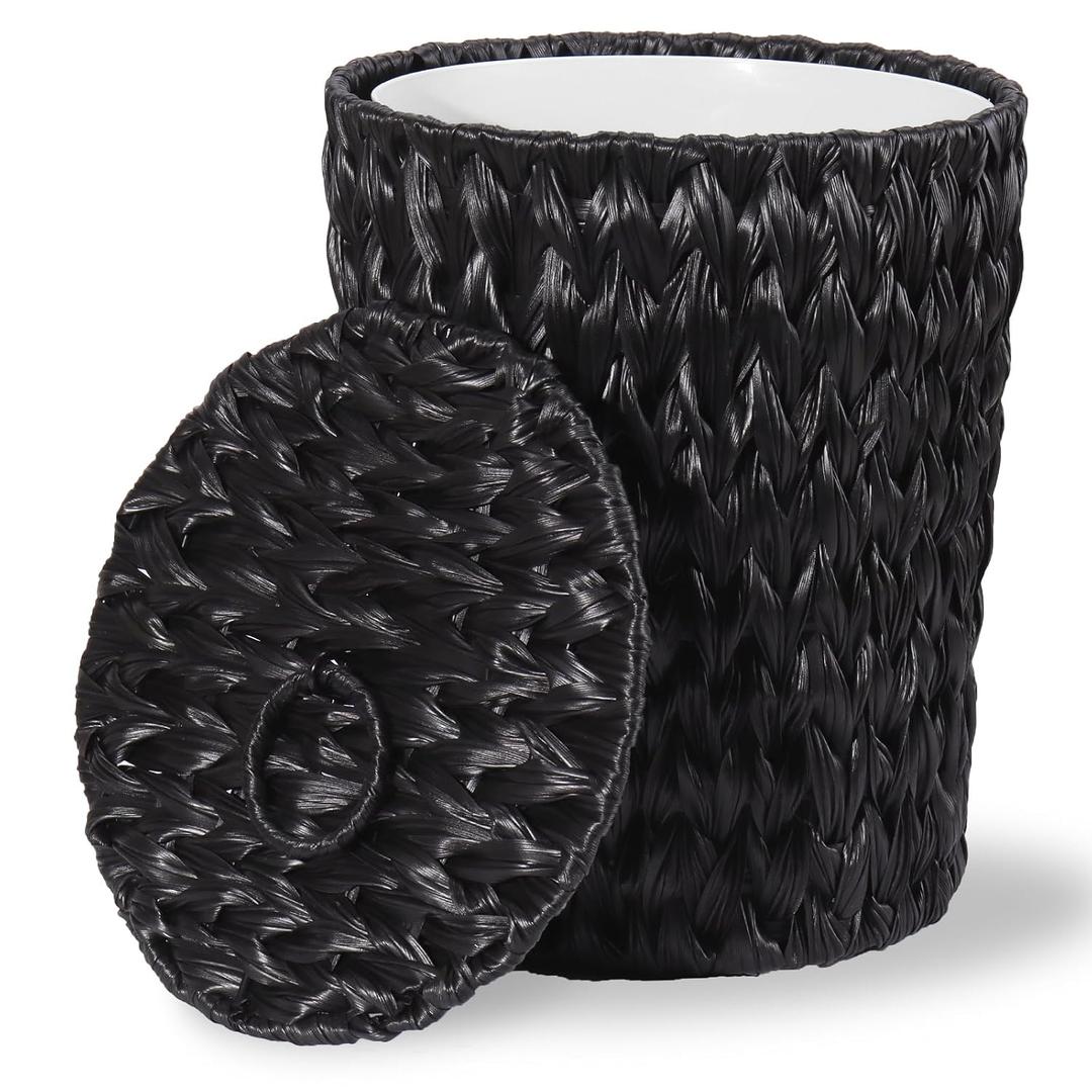 Woven Trash Can with Lid and Liner, 2.6 Gallon Bathroom Garbage Can, Decorative Handwoven Plastic Wicker Waste Basket for Bathroom, Bedroom, Living Room, Office, Home, Black