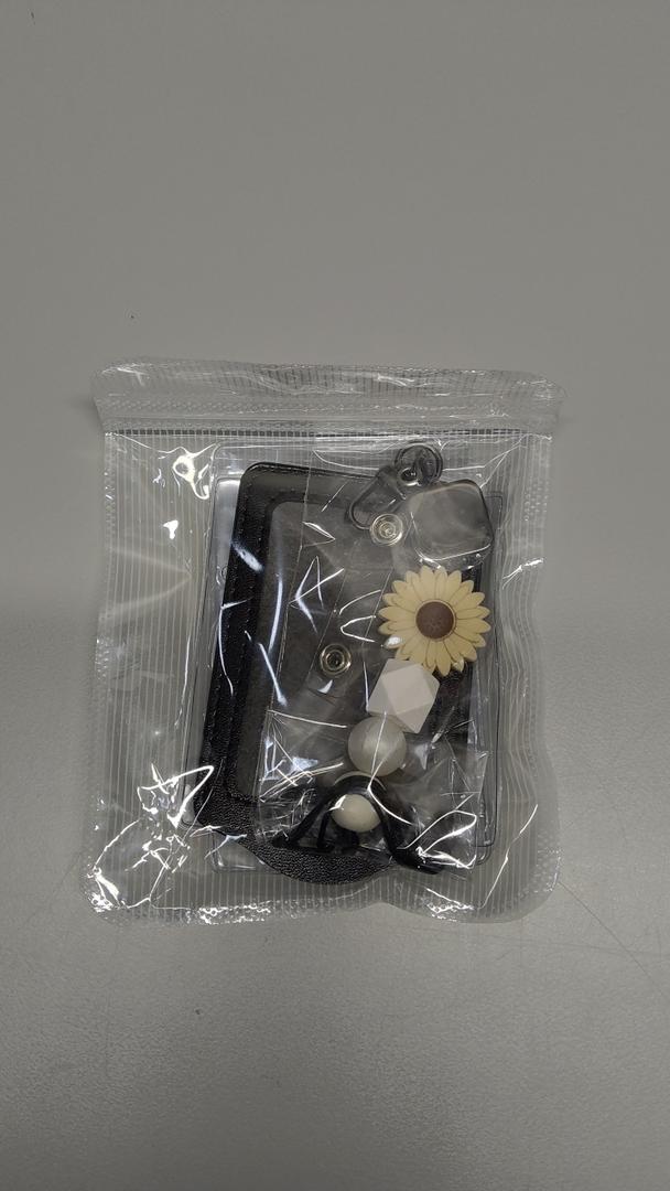 UZRYLZY White Beaded Teacher Lanyard with 3x ID Holder Retractable Breakaway Badge Lanyards for ID Badges for Teacher Women Cute Silicone Flower Necklace Lanyard