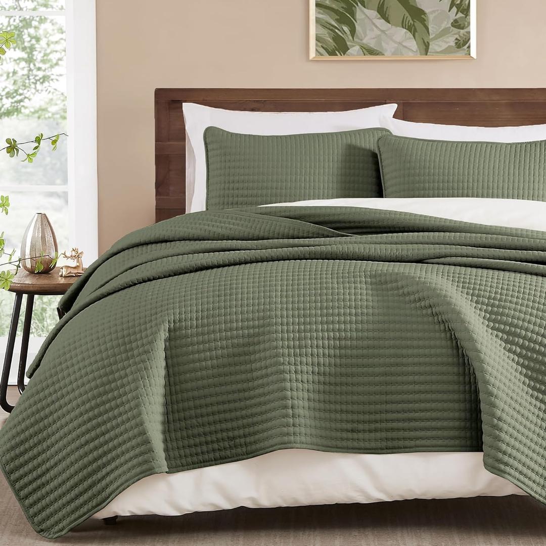 WRENSONGE King Size Quilt-3 Pieces Lightweight Bedspreads Olive Green King Quilt Bedding Set for All Seasons, Soft Summer Coverlet with 2 Pillow Shams Suitable for Bed, Couch, Quilt Blanket (King(106" x 94))