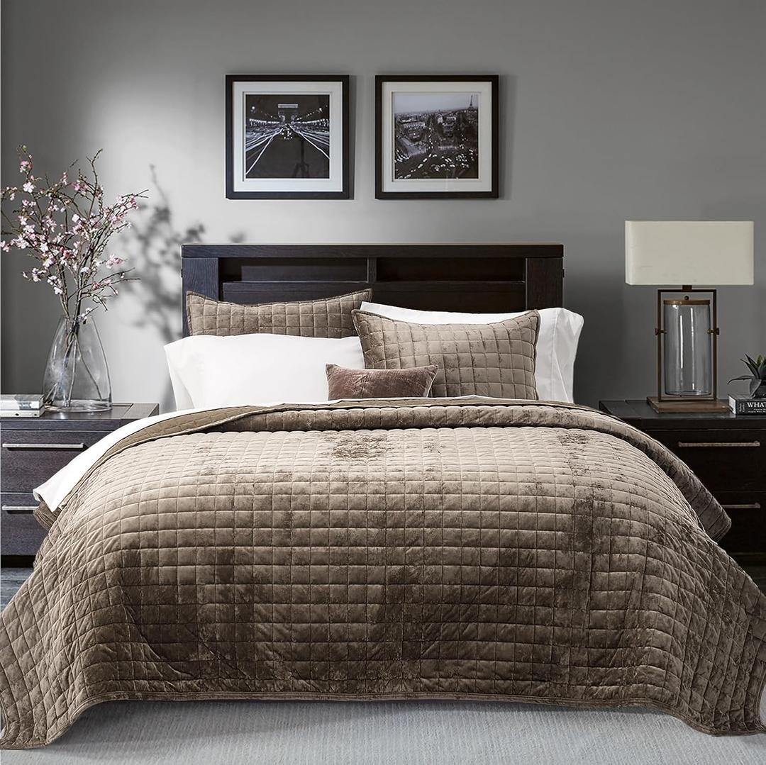 RECYCO Luxury Velvet Quilt Set King Size Bedding Sets, Ultra Soft Velvet Comforter Set, Lightweight Channel Box Stitch Oversized Bedspread Coverlet for All Season, with 2 Shams, Mocha Brown