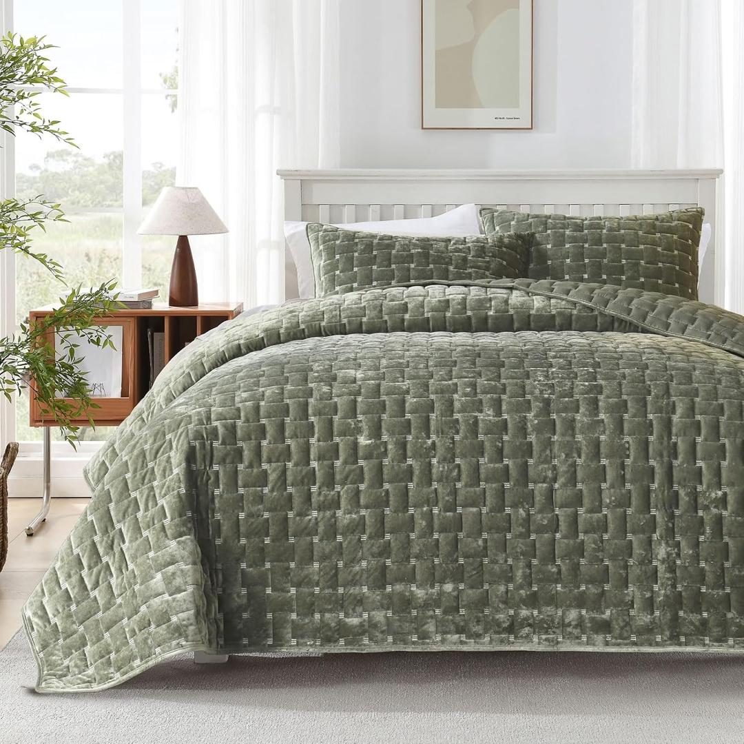 Grassix Velvet Quilt King Size - Luxe Olive Green Quilt Set, Lightweight Velvet Comforter Soft, Geometric Coverlet Bedspreads with 2 Shams, 3 Pieces, Perfect for House Warming Gift, All Season