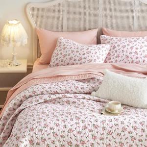 Wake In Cloud - Floral Quilt Set, Coquette Cottagecore Shabby Chic Flower Pattern for Women Teen Girls, Reversible Lightweight Bedspread Coverlet, 3 Pieces, Pink, King Size