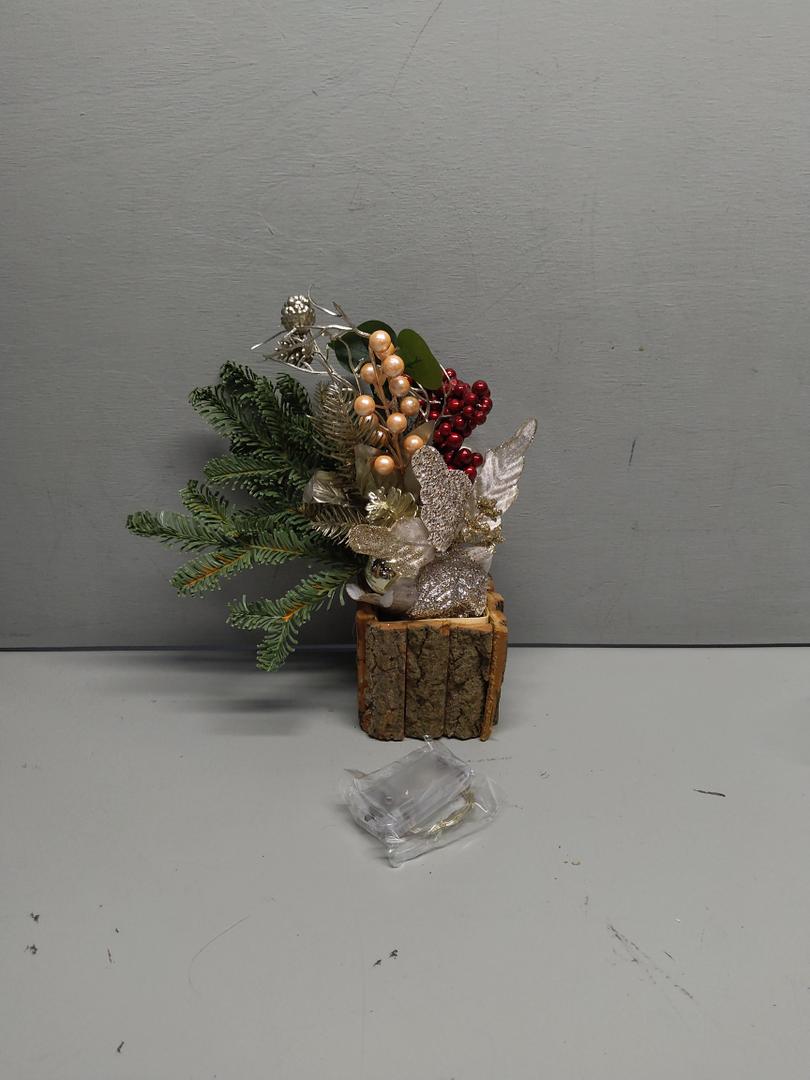 Small Christmas Tree Tabletop Artificial Mini Christmas Tree Decorations, 27cm Christmas Centerpiece Small Potted Christmas Tree with Pine Cones and Berries (A), Pack of 2