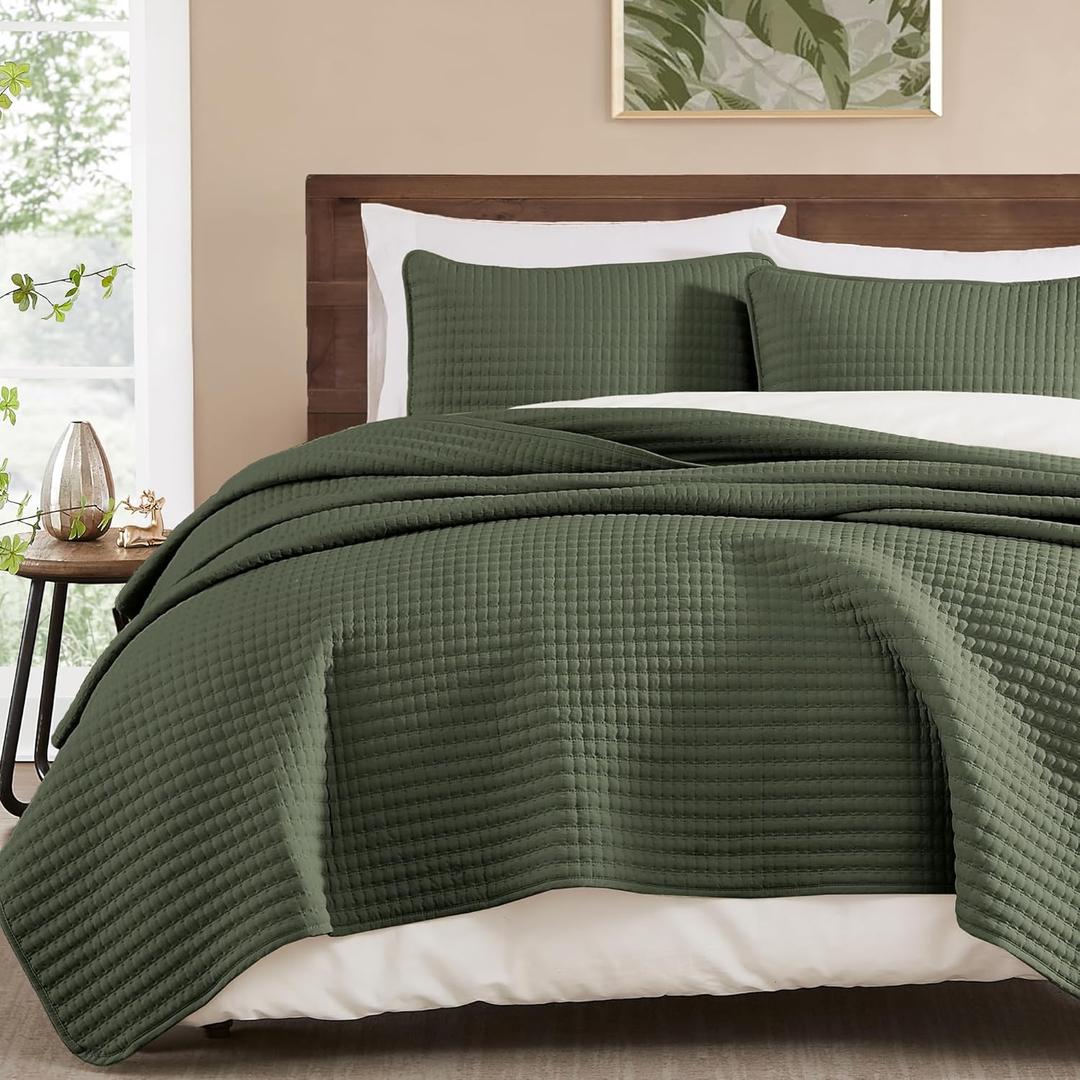 WRENSONGE King Size Quilt-3 Pieces Lightweight Bedspreads Olive Green King Quilt Bedding Set for All Seasons, Soft Summer Coverlet with 2 Pillow Shams Suitable for Bed, Couch, Quilt Blanket