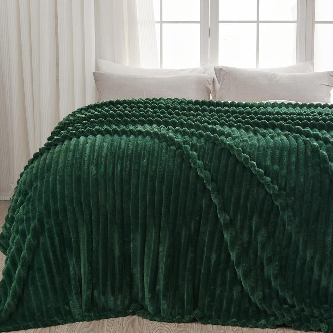 NEWCOSPLAY Super Soft Queen Blanket Dark Green Premium Silky Flannel Fleece 3D Ribbed Jacquard Lightweight Bed Blanket All Season Use Dark Green Ribbed, Queen (90"x90")