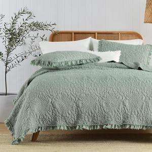 HORIMOTE HOME Sage Green Ruffled Quilt Queen Size, Shabby Chic Floral Quilt Set Lightweight Crinkled Farmhouse Rustic Bedding Set, 3 Pieces Reversible Bedspread with 2 Pillow Shams for All Season