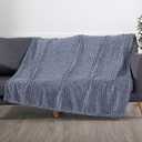Montauk.

JACQUARD VELVET THROW

REVERSIBLE

50 x 60 in / 127 x 152 cm