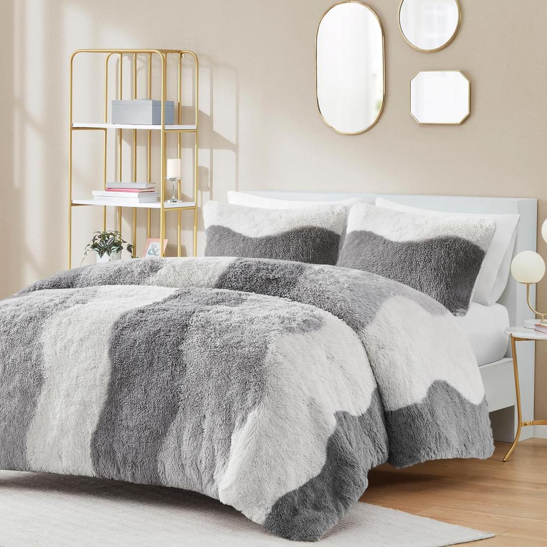 Intelligent Design Shaggy Faux Fur Comforter Set, Cozy & Soft Long Fur with Ombre Color Waves Pattern, Modern All Season Down Alternative Bed Set with Matching Sham, Cassie Full/Queen Grey 3 Piece