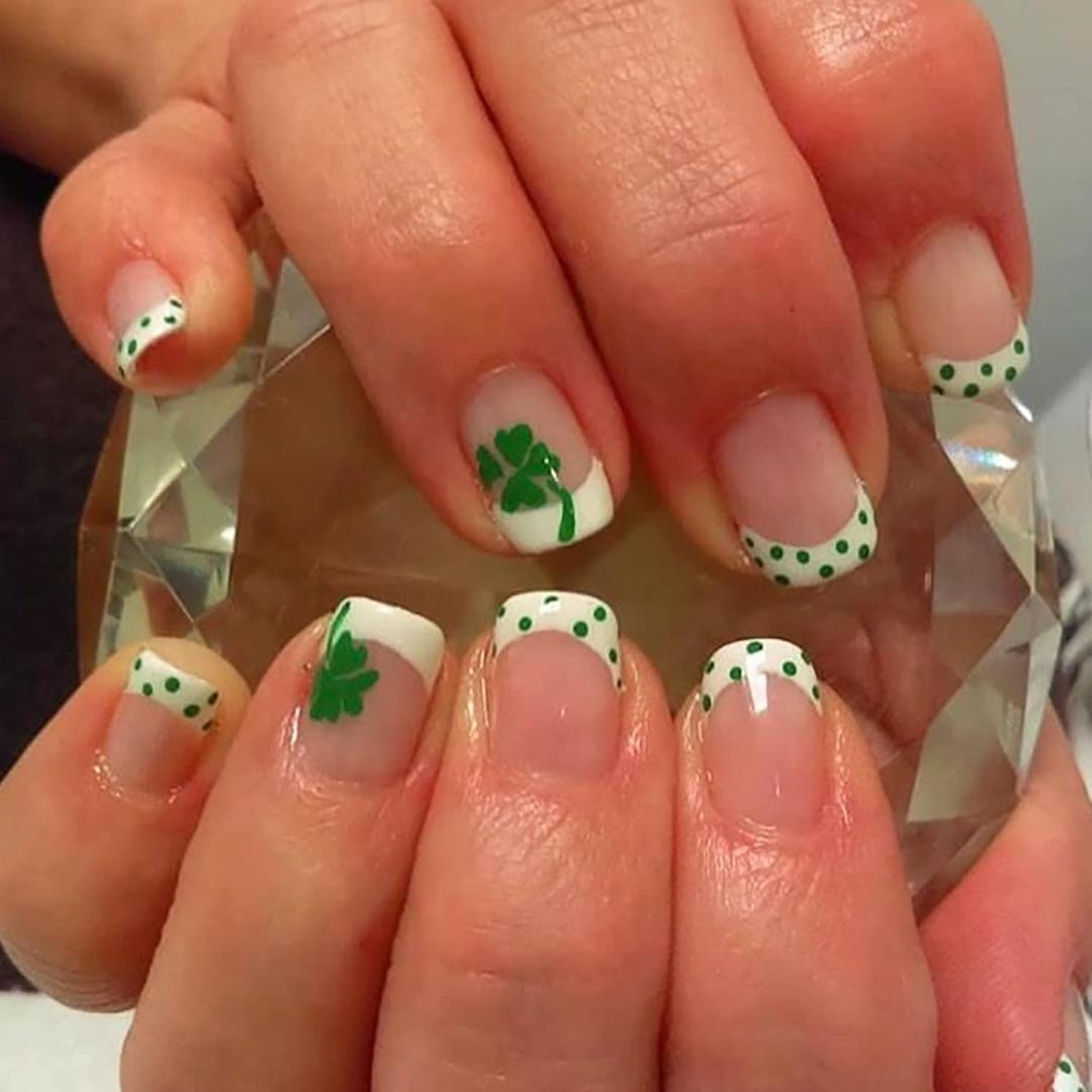 St. Patricks Day Press on Nails Short French Tip Fake Nails Green False Nails with Shamrock Designs Acrylic Artificial Nails Lucky March 17th Nail Decorations for Women Girls