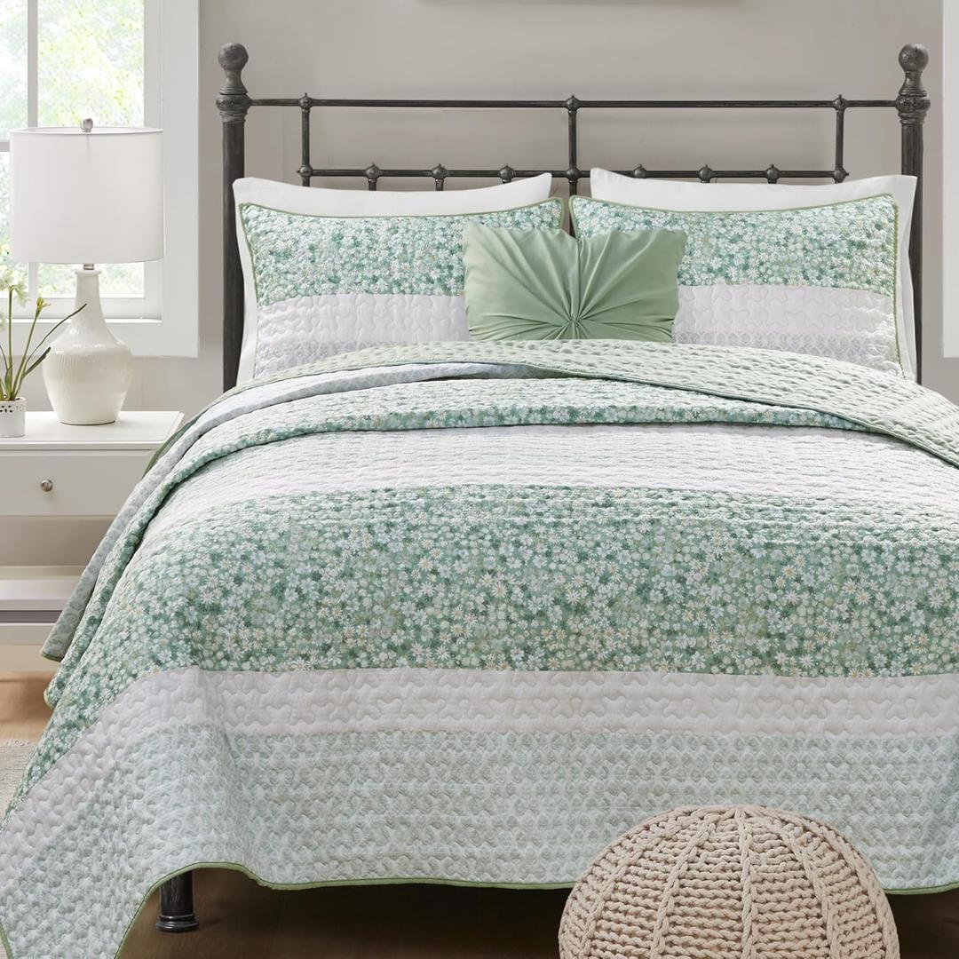Madison Park Quilt Set, Seersucker Floral Coverlet for King Size Bed, All Season Lightweight Bedding, Farmhouse Quilt Set, Vermicelli Quilting, Throw Pillow, Caralie, King/Cal King Green 4 Piece