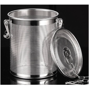 Seasoning Strainer, Stainless Steel Spice Filter, Cooking Spice Filter, Mesh Design Tea Ball Strainer Soup Seasonings Separation Basket Filter with Chain Hook for Home Restaurant (14x14cm(2.1L))