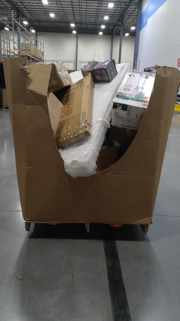 Pallet of salvage items
