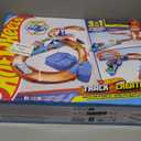 Hot Wheels Toy Car Track Set, Deluxe Building Box with Motorized Booster, 1:64 Scale Vehicle, Speed Snap Track, Boosted Jump Speedway