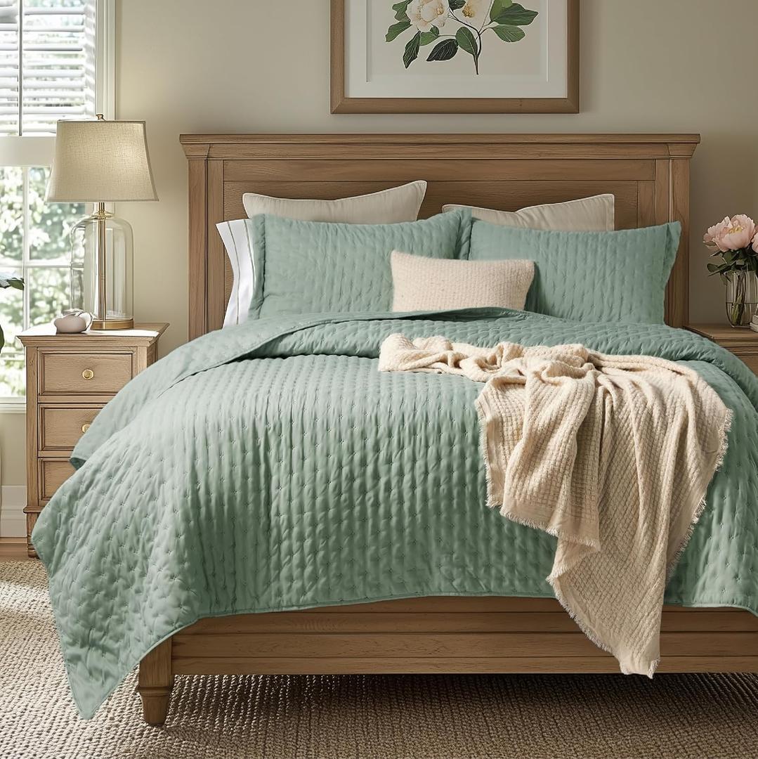 Bedsure Quilts Queen Size - Sage Green Bedspread Queen Size & Lightweight Comforter, Modern & Boho Coverlet with Clover Pattern, Ultra Soft All-Season Bedding, 90 x 96 Inches | Stitch-Free Quilting, Ultra Soft, Lightweight, Machine Washable, Pet-Friendly, Queen / Full