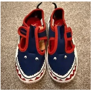 ZeroXposur toddler size Shark water shoes with Velcro strap (Size 10)