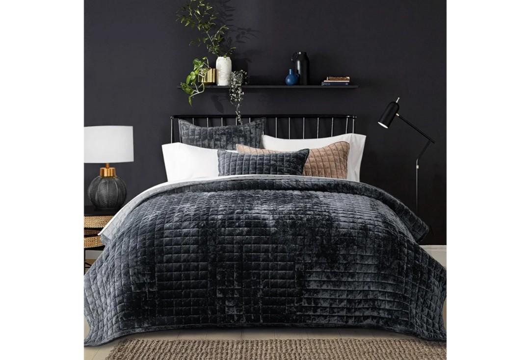 RECYCO Luxury Velvet Quilt Set King Size Bedding Sets, Ultra Soft Velvet Comforter Set, Lightweight Channel Box Stitch Oversized Bedspread Coverlet for All Season, with 2 Shams, Black