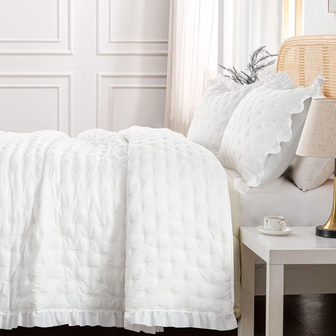 HIARUO 3-Piece King Quilt Set - Soft Warm Ultrasonic Reversible Pleated Ruffled Coverlet Bedspread Set (104 x 90 Inch) with 2 Pillow Sham (20 x 36 Inch), White