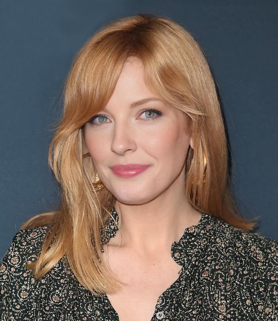 SEVENCOLORS Medium Length Strawberry Blonde Wigs for Women Layered Straight Blonde Wigs with Dark Roots Synthetic Hair Wig for Daily Party Cosplay