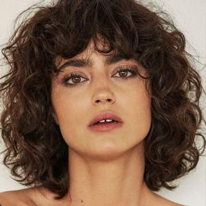 Kaneles Short Brown Curly Wig Womens Bob Wig with Bangs Shoulder Length Naturel Hair Wigs for Daliy Party Halloween Use (11 x 7.5 x 2.7 inches)