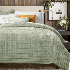 RECYCO Luxury Velvet Quilt Set King Size Bedding Sets, Ultra Soft Velvet Comforter Set, Lightweight Channel Box Stitch Oversized Bedspread Coverlet for All Season, with 2 Shams, Sage Green