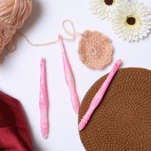 DAIZ CROCHET Streamline Crochet Hook 6.5" Resin Ergonomic Design Handle for Crocheting Needles Glittter Crochet Hook Set 5 mm Pink & White