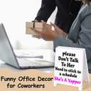 Dont Talk to Her Shes A Yapper Funny Reminder Desk Sign Black Board Style Office Table Decorative Plaque Gag Gift for Coworkers Friends Home Workspace Acrylic Humorous Cubicle Tabletop Desk Decor