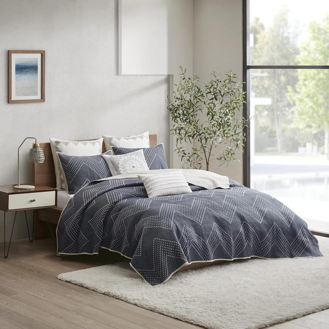 INK+IVY Reversible Cotton Quilt Set - Trendy Chevron Design Summer Cover Breathable Coverlet, Lightweight All Season Bedding Layer for Winter, Matching Shams, King/Cal King(104"x92"), Navy 3 Piece