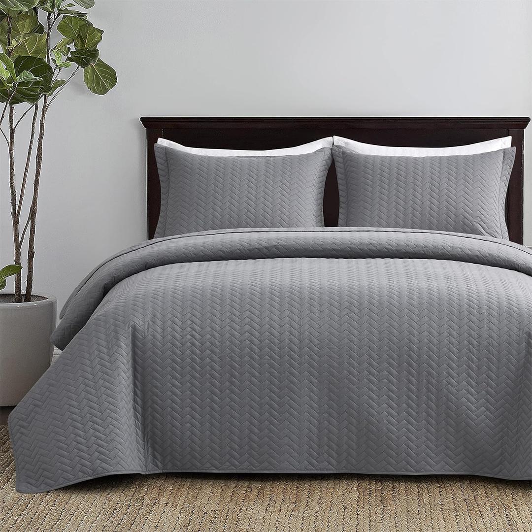 Maple&Stone Quilt Set Queen Size, Lightweight Grey Bedspread Ultrasonic Chevron Pattern Light Coverlet for All Season Comforter Bedding Decor - 3 Piece Full Bed Cover Sets (Full/Queen (90'' x 96''), Chevron Light Grey)