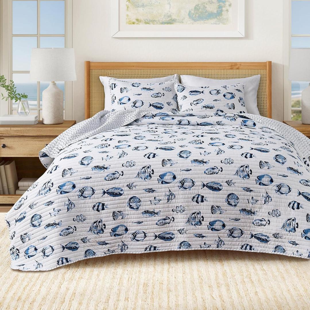 Great Bay Home Coastal Quilt Set - 3-Piece Full/Queen Size Nautical Bedding Set - Lightweight, All-Season, Reversible Bedspread (Coastal Fish)