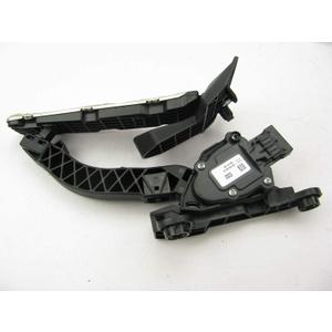 Genuine Hyundai 32700-2V110 Accelerator Pedal Assembly