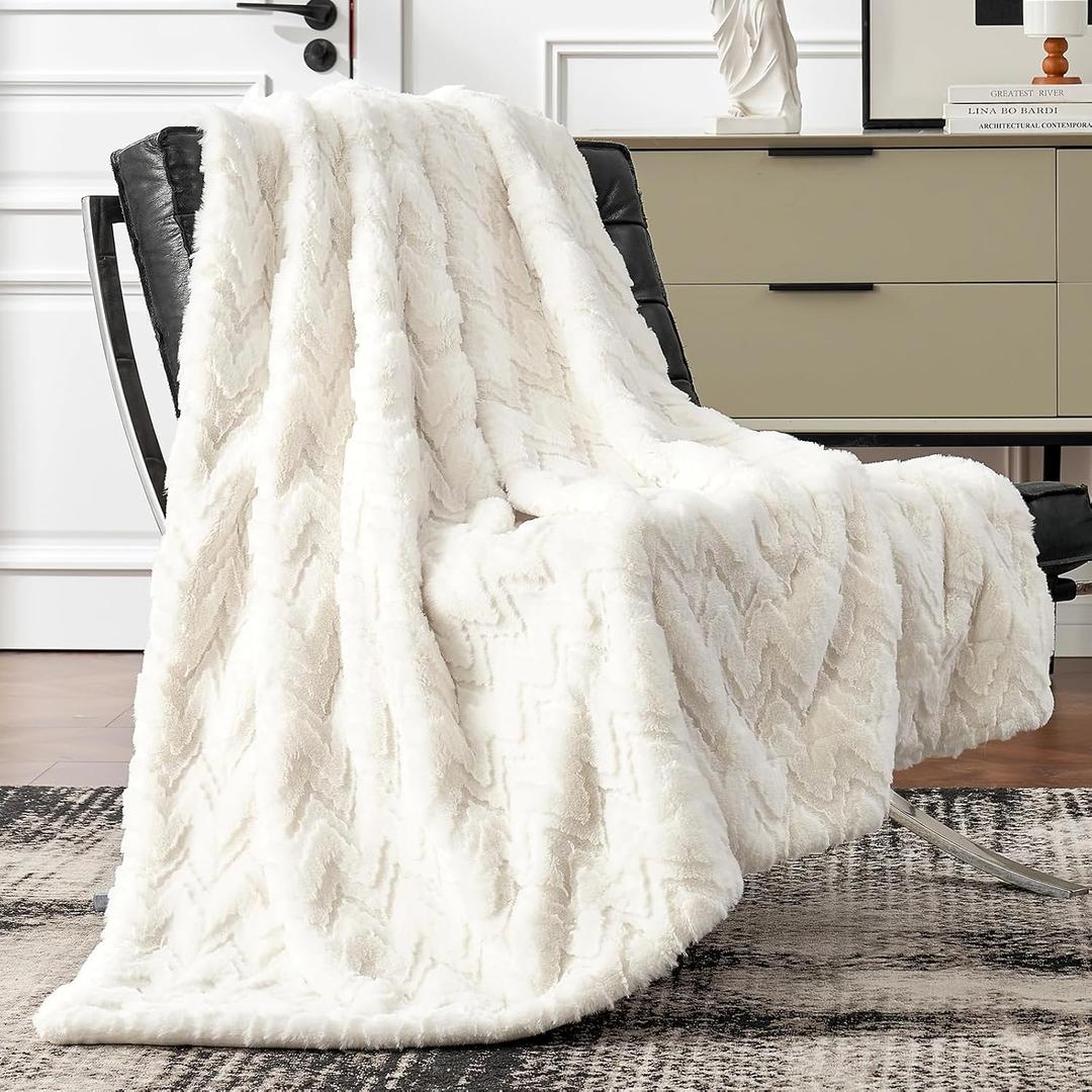 Cozy Bliss Faux Fur Textured Throw Blanket for Couch Super Soft Fuzzy Bed Blanket Gift for Women Premium 3D Ribbed Jacquard All Season Use Cream White Zigzag 50"*60"