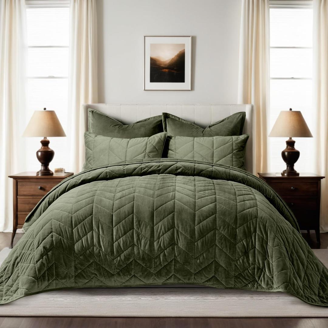 EverGrace 3 Pieces Luxurious Queen Velvet Quilts, Ultra Soft Lightweight Velvet Comforter Set, Matelasse Oversized Bedspread Coverlet for All Season with 2 Shams, Olive Green, 92"x96", Full/Queen