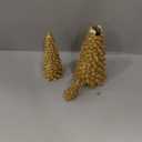 RM ROOMERS Christmas Tree Figurines, 2Pcs Christmas Trees Resin Distressed Gold Table Top, Small Xmas Tree Figurine Set, Decorative Xmas Trees for Rustic Mantle Centerpieces