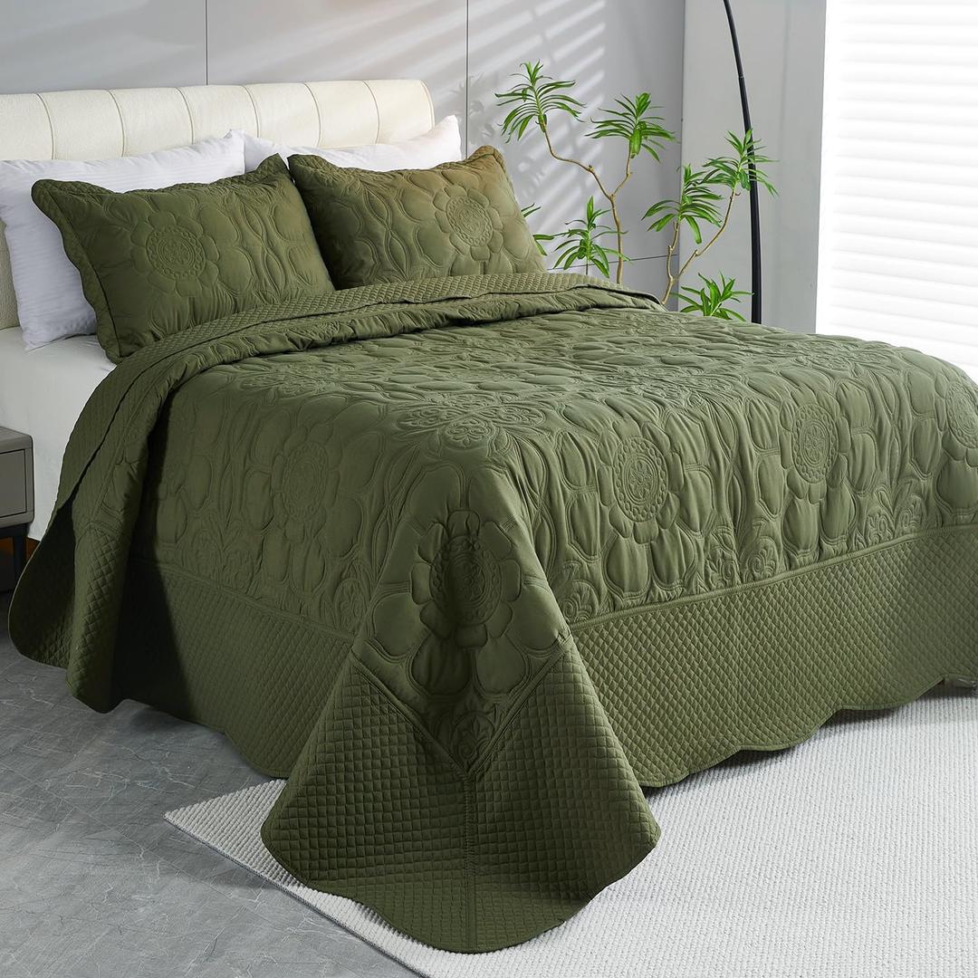 EVENHUG Quilt Set King Size Soft Lightweight Olive Green Bedspreads with 2 Pillow Shams Reversible Bedding Coverlets for All Seasons 3 Piece (106"x96")