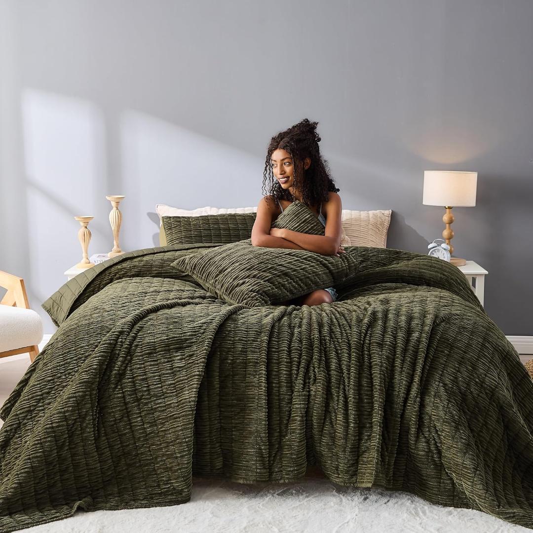 Wonderful Luxury Velvet Quilt - Striped Channel Stitch Dark Green Quilt Queen, Soft Corduroy Lightweight Comforter, Pet-Friendly, Tear-Resistant, Bedspread Coverlet Bedding Set for All Season,94"x94"