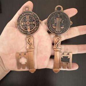 BONITTER Saint Benedict Key Blessing Wall Hanger, 2 Piece Set, ST Benedict Cross Medal Double Side, 4.9x2.9 Inch, Home and Door Decor, Catholic Llave de San Benito Gift(Brass)