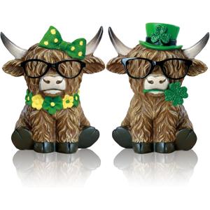 2 Pack St Patrick's Day Highland Cow Figurines Irish Shamrocks Gnomes Resin Leprechaun Green Highland Cow Statue Scottish Calf Lovers Gifts Table Decor for Home Office Garden Kitchen
