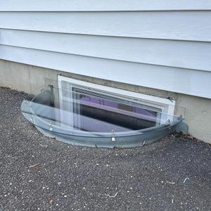 Polycarbonate Window Well Covers Outside, Basement Window Well Cover, Heavy Duty Clear Plastic Window Guard, UV Resistant, Waterproof & Protects Against Debris/Only Cover (41" L X 19" W)