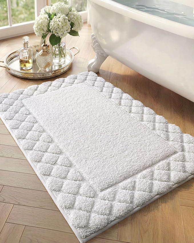 Color&Geomety White Bathroom Rugs, Ultra Soft Plush Bathroom Mat Super Absorbent Microfiber Fabric, 17"x30", Washable, Non Slip Bath mats for Outside Shower, Tub, Home Decor