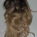 XIUFAXIRUSI XIUFAXIRUSI Long Layered Wavy Wigs for Women Synthetic Natural Hair Wig Ombre Dark Blonde Wavy Wig with Dark Roots Balayage Heat Resistant Wigs for White Women,Ombre Blonde