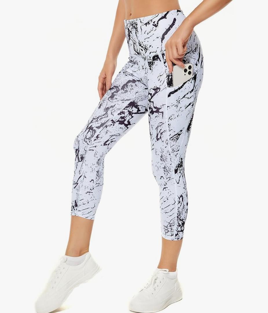 Custer's Night Women's High Waisted Yoga Capris with Pockets Tummy Control Workout Sports Running Capri Leggings, L/XL, Marble Texture