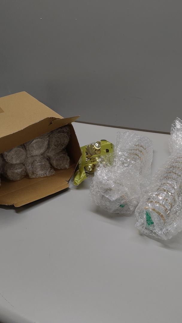 Yinder 200 Pcs Mini Dessert Cups with Spoons Include 100 Disposable Plastic Mousse Cups 100 Tasting Spoons Clear Plastic Parfait Glasses Dessert Bowls for Wedding Party(2 Oz,Gold)