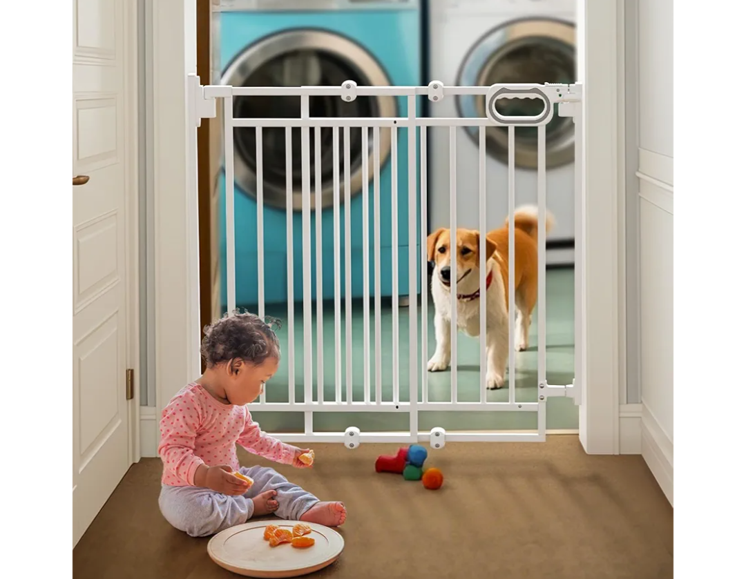 Retractable Baby Gates with Reinforced Strips, 33”*55” One-Side Operation Mesh Baby/Dog/Pet/Cat Gate, Child Safety Retracable Gate with 2 Avoid Skirting Board for Doorways Indoor/Outdoor,White