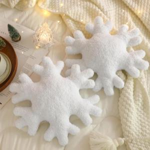 Huwena 2 Pcs Winter Snowflake Pillows Decorative Winter Snowflake Throw Pillows White Pillow Plush Cute Pillow for Couch Sofa Bed Decoration (11.81 Inch)