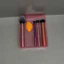 Real Techniques 5 Piece Everyday Essentials Makeup Brush Set, Includes 4 Brushes & Makeup Sponge, For Foundation, Blush, Bronzer, Contour, Eyeshadow, & Powder, Travel Gift Set, Cruelty-Free & Vegan
