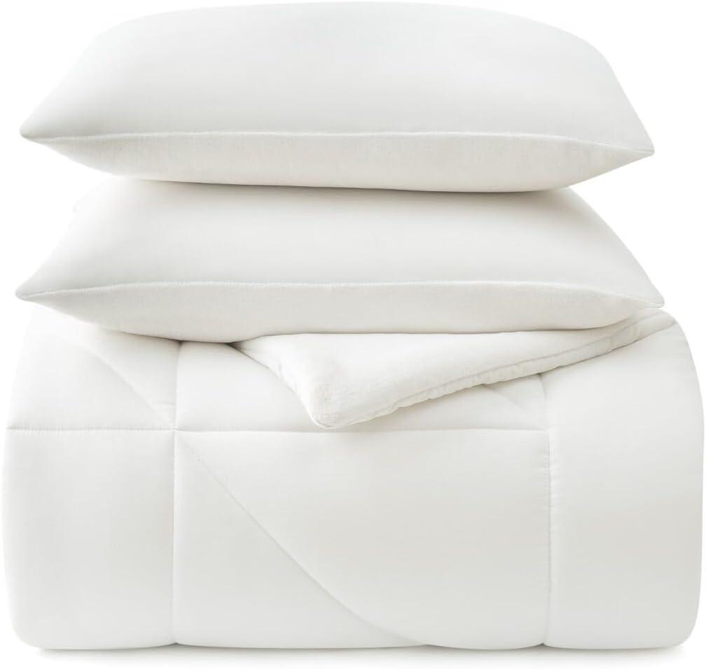 UGG Full/Queen Comforter Set – 3 Piece Luxury Reversible Plush Queen Bed Set with Down Alternative Fill, Soft Comforter Bedding Set with 2 Pillow Shams for Home & Bedroom Decor, White Snow (Corey)