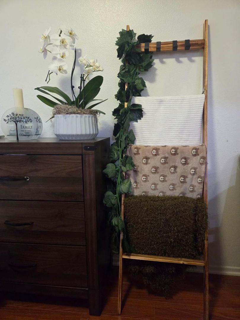 Wood Blanket Ladder, 5-Tier Decorative Quilt Holder, Wall-Leaning Towel Rack for Living Room & Bedroom, Rustic Farmhouse Blanket Display Shelf for Bathroom & Home Dcor