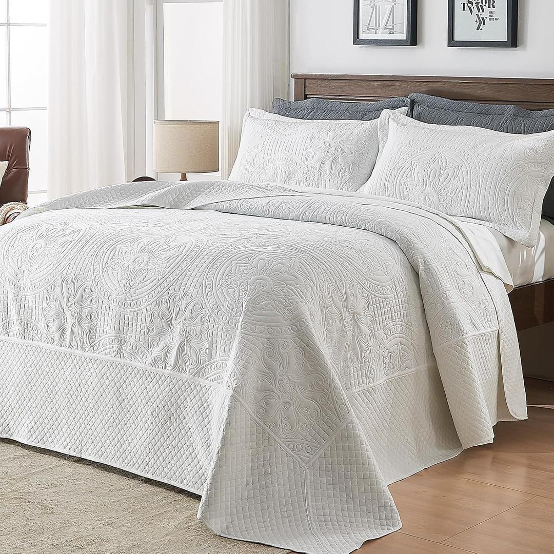 Qucover White Oversized King Bedspread 128 x 120, Lightweight California King Quilts, 3 Piece Vintage Coin Pattern Soft Microfiber Extra Large Bedding with Shams