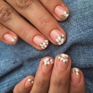 Short Press on Nails Square Nude Fake Nails with White Small Flowers Designs Full Cover Stick on Nails Acrylic Nails Cute Floral False Nails Summer Acrylic Glue on False Nails for Women Girls 24Pcs